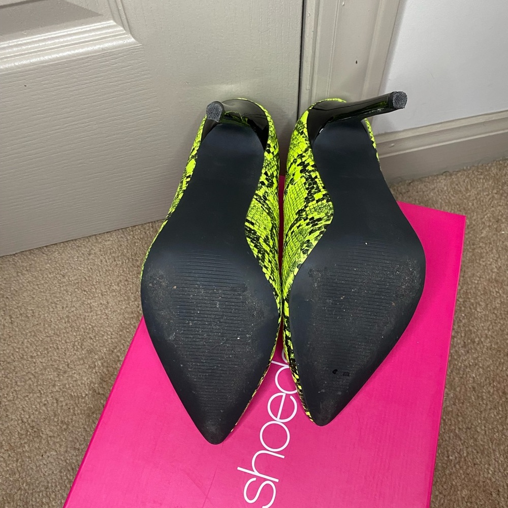 Python Print Chartreuse Pumps - Picture 3 of 3
